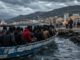 crisis migratoria en España con embarcación de migrantes llegando a costas europeas bajo presión social y tensión política | Impacto Noticias CR