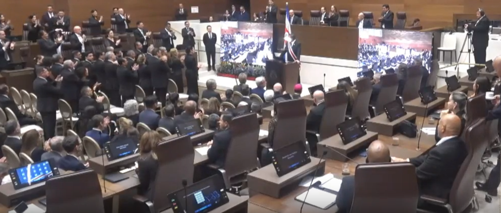 diputado PLN aplaude discurso de Rodrigo Chaves en el Congreso de Costa Rica