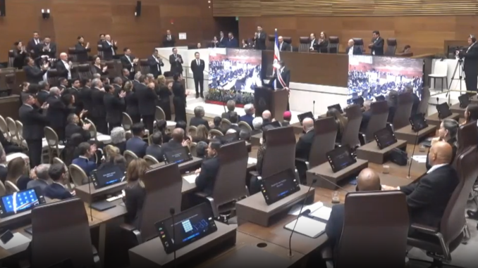 diputado PLN aplaude discurso de Rodrigo Chaves en el Congreso de Costa Rica