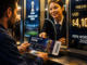 Persona comprando entradas del Mundial 2026 caras en boletería con precio de 4000 dólares en pantalla