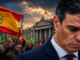 Pedro Sánchez frente a protestas y banderas de España durante el avance de la derecha política