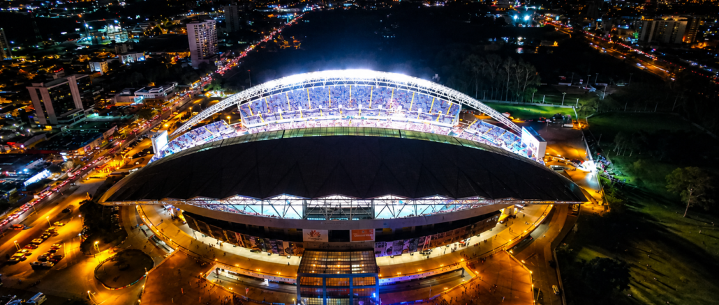 Vista aérea nocturna del Estadio Nacional de Costa Rica durante un evento masivo en San José.