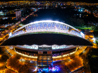 Vista aérea nocturna del Estadio Nacional de Costa Rica durante un evento masivo en San José.