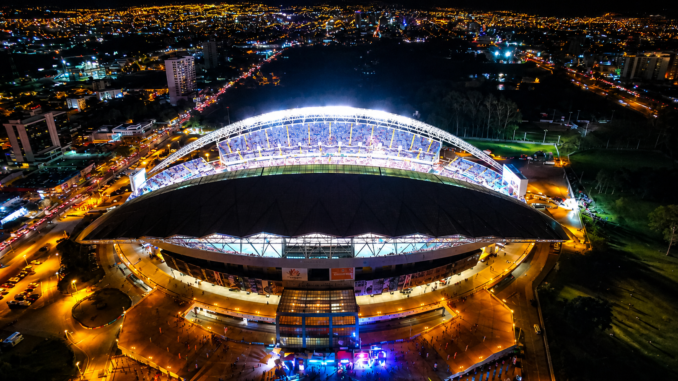 Vista aérea nocturna del Estadio Nacional de Costa Rica durante un evento masivo en San José.