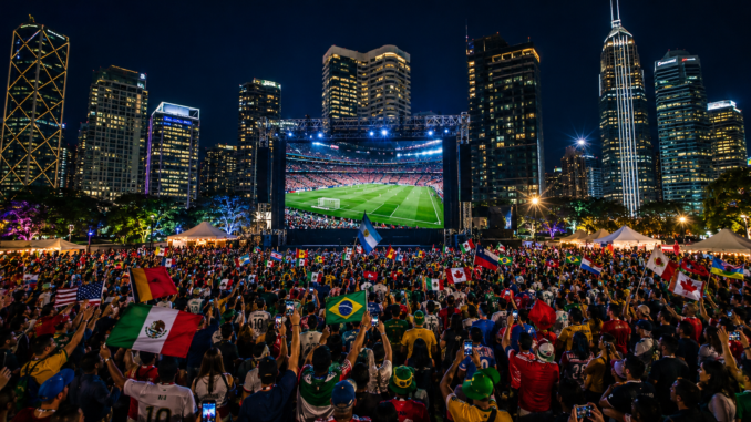 Fan zones 2026 con miles de aficionados viendo partidos del Mundial en pantallas gigantes durante la noche