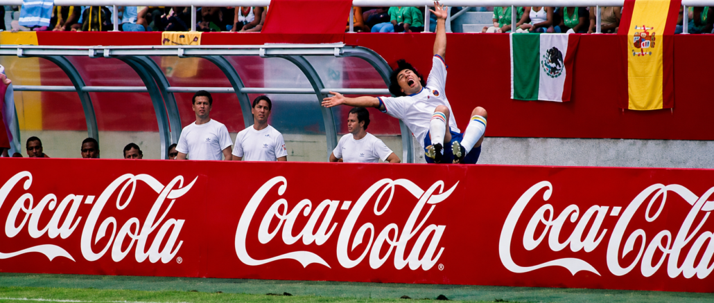 Publicidad histórica de Coca-Cola durante un partido de la Copa Mundial FIFA