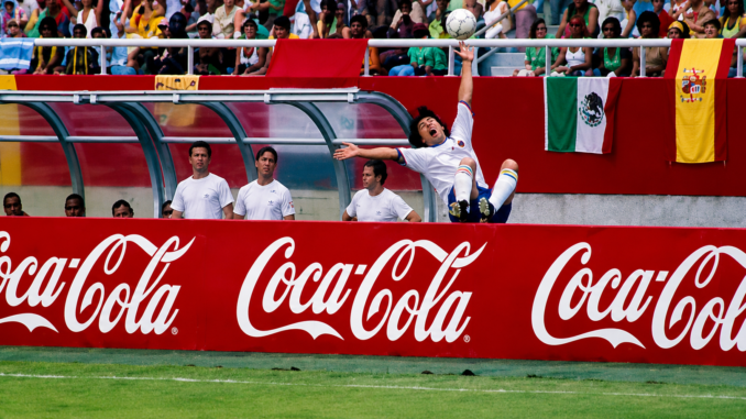 Publicidad histórica de Coca-Cola durante un partido de la Copa Mundial FIFA