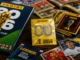 Figuras raras y costosas del álbum Panini Mundial 2026 sobre mesa de colección
