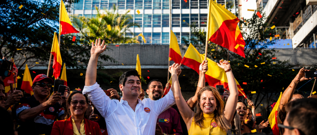 Manifestación política del PAC en Costa Rica durante campaña electoral marcada por polarización y desgaste político. Imagen IA con fines ilustrativos.