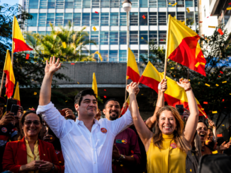 Manifestación política del PAC en Costa Rica durante campaña electoral marcada por polarización y desgaste político. Imagen IA con fines ilustrativos.