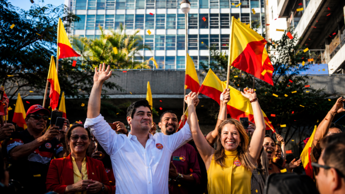 Manifestación política del PAC en Costa Rica durante campaña electoral marcada por polarización y desgaste político. Imagen IA con fines ilustrativos.