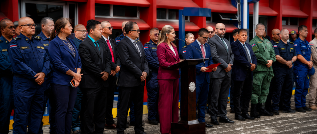 Laura Fernández junto a jerarcas policiales y cuerpos de seguridad durante lanzamiento de Fuerza Élite Costa Rica. Imagen IA con fines ilustrativos.