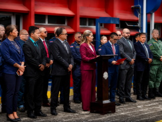 Laura Fernández junto a jerarcas policiales y cuerpos de seguridad durante lanzamiento de Fuerza Élite Costa Rica. Imagen IA con fines ilustrativos.