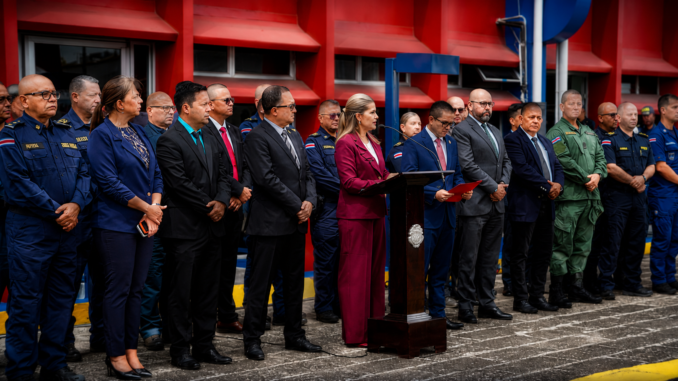 Laura Fernández junto a jerarcas policiales y cuerpos de seguridad durante lanzamiento de Fuerza Élite Costa Rica. Imagen IA con fines ilustrativos.