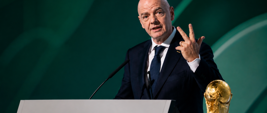 Gianni Infantino durante una conferencia de la FIFA junto al trofeo de la Copa del Mundo