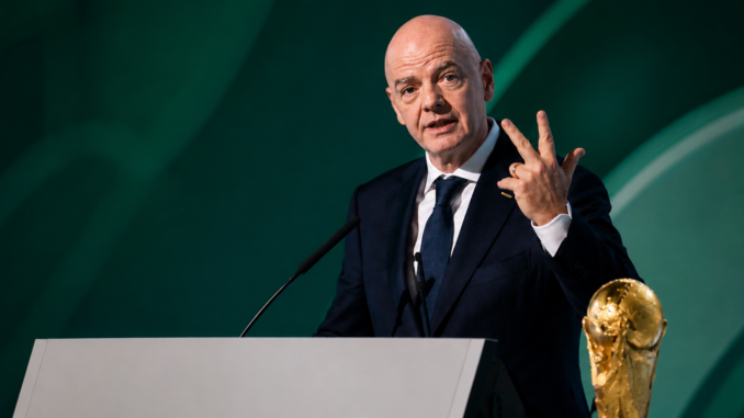 Gianni Infantino durante una conferencia de la FIFA junto al trofeo de la Copa del Mundo
