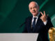 Gianni Infantino durante una conferencia de la FIFA junto al trofeo de la Copa del Mundo