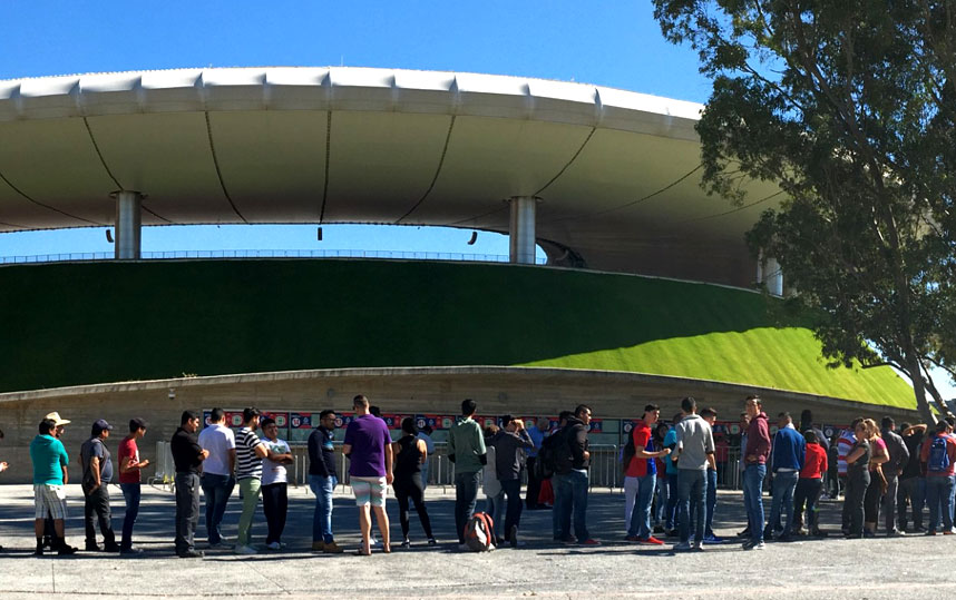Afueras del estadio Akron