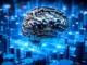 Cerebro metálico futurista sobre una ciudad digital representando inteligencia artificial e internet