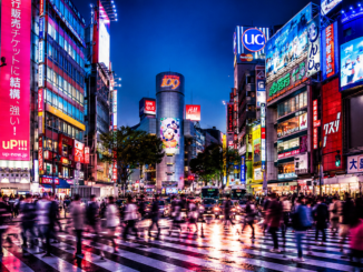 Calles iluminadas de Tokio representando el avance tecnológico y la inteligencia artificial en Japón
