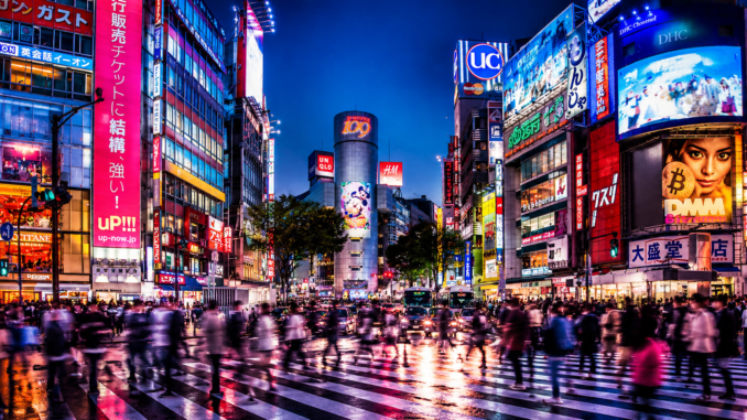 Calles iluminadas de Tokio representando el avance tecnológico y la inteligencia artificial en Japón