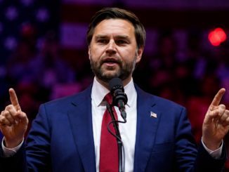 JD Vance habla durante un evento de campaña como figura emergente del movimiento MAGA en Estados Unidos