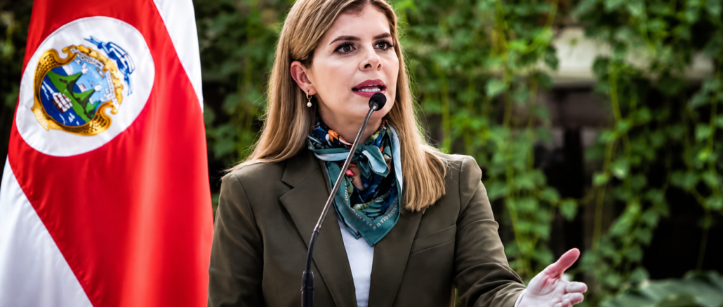 Laura Fernández anuncia la pausa del proyecto de armonización eléctrica Costa Rica durante conferencia oficial. Imagen IA con fines ilustrativos.