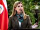 Laura Fernández anuncia la pausa del proyecto de armonización eléctrica Costa Rica durante conferencia oficial. Imagen IA con fines ilustrativos.