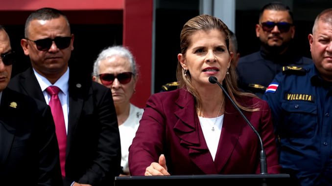 Laura Fernández durante reunión de seguridad sobre crimen organizado en Costa Rica