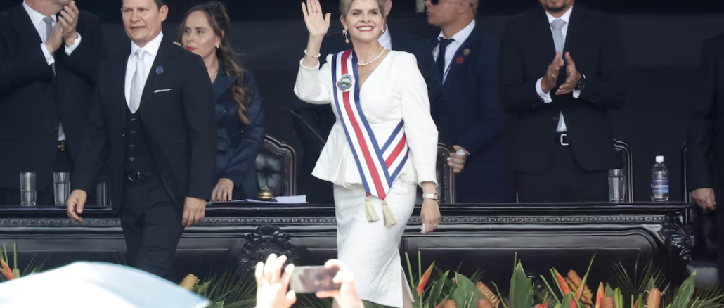 Laura Fernández presidenta de Costa Rica durante ceremonia de investidura en San José