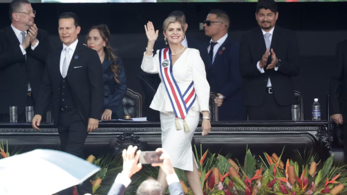 Laura Fernández presidenta de Costa Rica durante ceremonia de investidura en San José