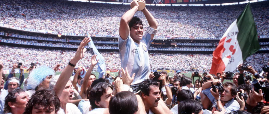 Diego Maradona levanta la Copa del Mundo durante la final del Mundial México 1986 en el Estadio Azteca | Impacto Noticias CR