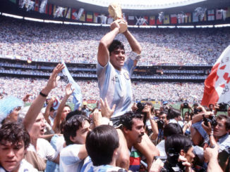 Diego Maradona levanta la Copa del Mundo durante la final del Mundial México 1986 en el Estadio Azteca | Impacto Noticias CR