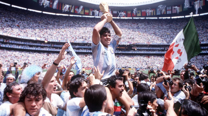 Diego Maradona levanta la Copa del Mundo durante la final del Mundial México 1986 en el Estadio Azteca | Impacto Noticias CR