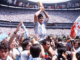 Diego Maradona levanta la Copa del Mundo durante la final del Mundial México 1986 en el Estadio Azteca | Impacto Noticias CR