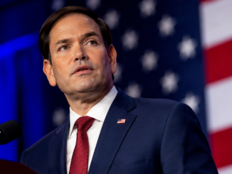 Marco Rubio durante un acto político republicano en Estados Unidos frente a una bandera estadounidense