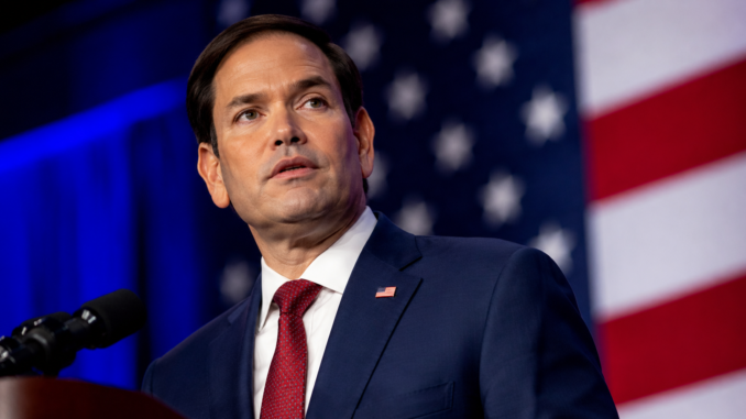 Marco Rubio durante un acto político republicano en Estados Unidos frente a una bandera estadounidense