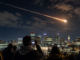 Meteoro cruza el cielo nocturno sobre Boston mientras residentes observan el fenómeno que provocó un estruendo escuchado hasta Canadá.