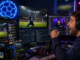 Streamer deportivo transmite contenido sobre el Mundial 2026 desde un estudio digital con múltiples pantallas de fútbol