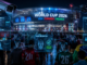Estadio futurista del Mundial 2026 con inteligencia artificial, drones, reconocimiento facial y sistemas avanzados de vigilancia tecnológica
