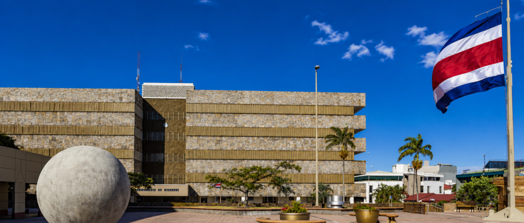 Edificio del Poder Judicial de Costa Rica en medio del debate sobre legitimidad institucional y reelección de magistrados. Imagen IA con fines ilustrativos.