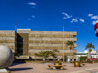 Edificio del Poder Judicial de Costa Rica en medio del debate sobre legitimidad institucional y reelección de magistrados. Imagen IA con fines ilustrativos.