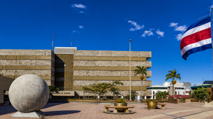 Edificio del Poder Judicial de Costa Rica en medio del debate sobre legitimidad institucional y reelección de magistrados. Imagen IA con fines ilustrativos.