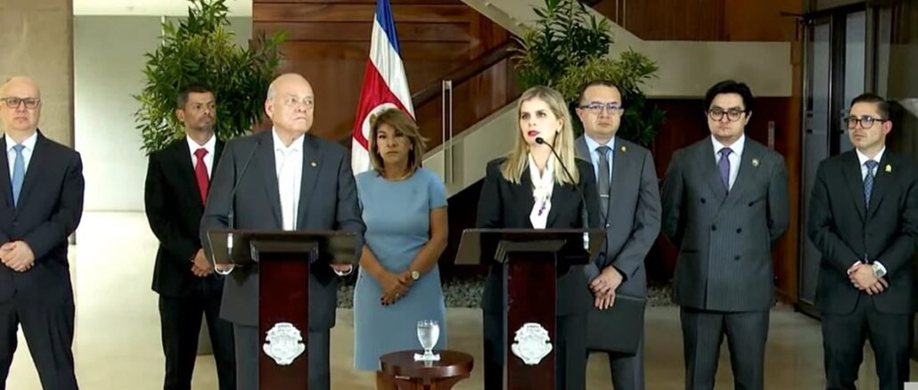Laura Fernández y jerarcas del Poder Judicial durante reunión sobre reformas judiciales en Costa Rica