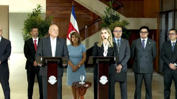 Laura Fernández y jerarcas del Poder Judicial durante reunión sobre reformas judiciales en Costa Rica