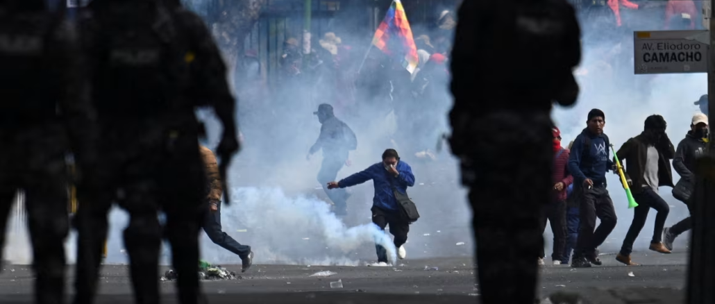 Protestas y enfrentamientos con policías en La Paz durante crisis política en Bolivia