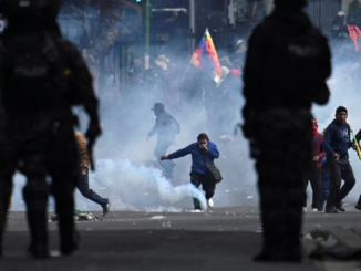 Protestas y enfrentamientos con policías en La Paz durante crisis política en Bolivia