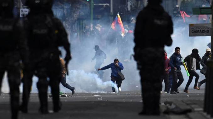 Protestas y enfrentamientos con policías en La Paz durante crisis política en Bolivia