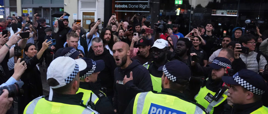 Policías y manifestantes durante protestas en Reino Unido mientras crece la tensión social y política en Europa