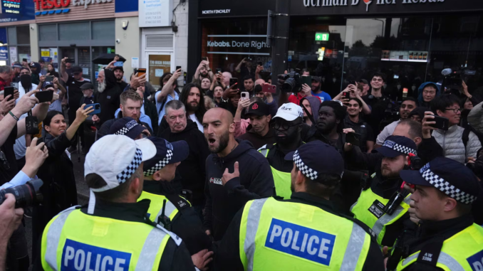 Policías y manifestantes durante protestas en Reino Unido mientras crece la tensión social y política en Europa